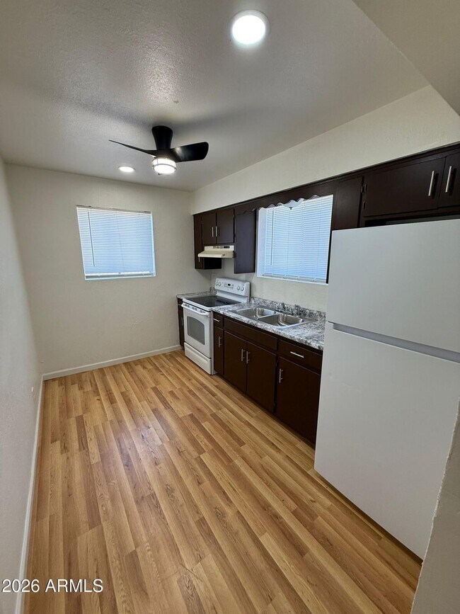 Foto del edificio - 860 E 13th St