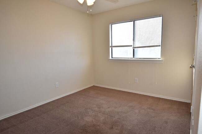 Building Photo - 433 L Thompson St