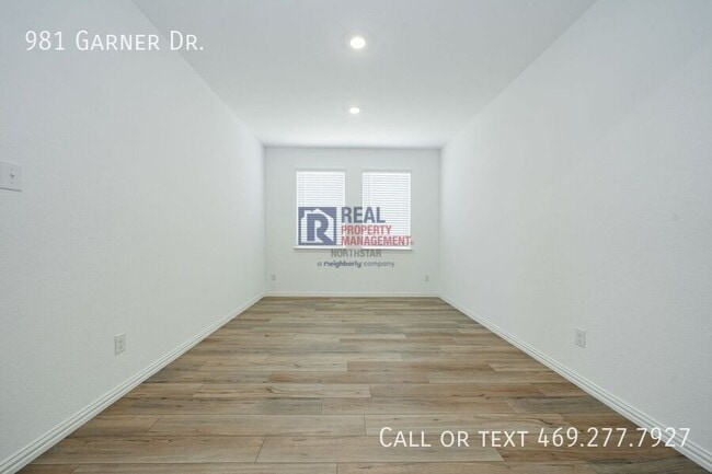 Foto del edificio - 981 Garner Dr