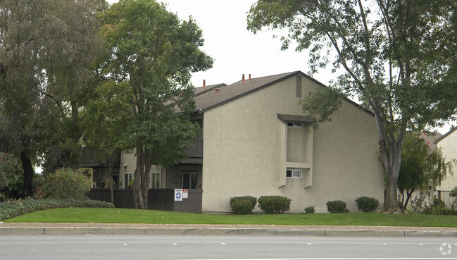 Building Photo - Blacow Gardens