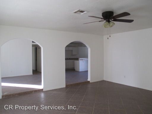 Building Photo - 944 W Calle Tuberia