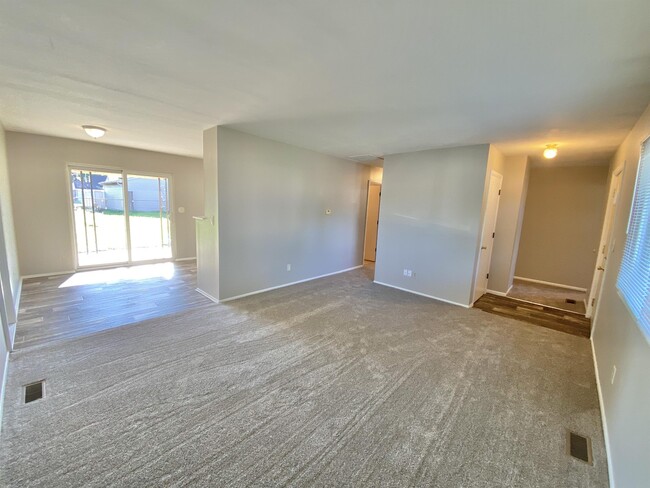 Building Photo - 607 S Sunset Dr