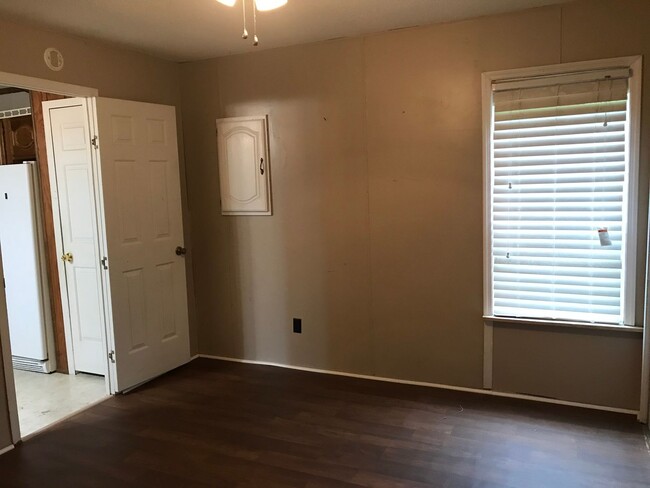 Building Photo - Three Bedroom , 2 Bathroom , large yard