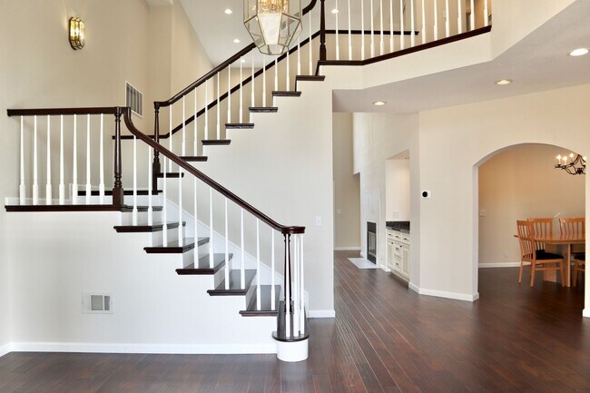 Foto del edificio - Luxury home with turf baseball/softball ba...