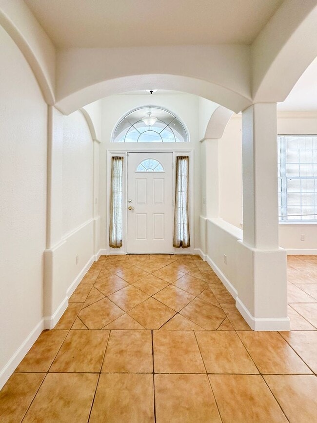 Building Photo - Beautiful 3/2 in Winding Cove with large f...