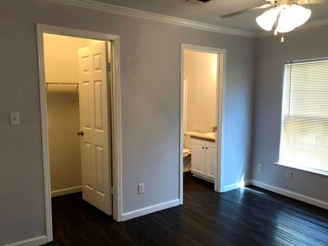 Building Photo - Room For Rent