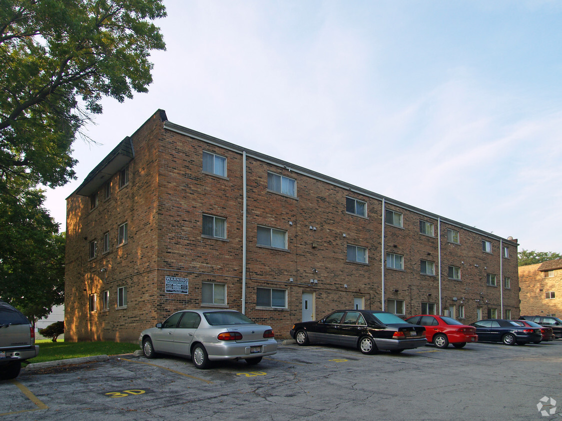 Building Photo - 4104-4112 Lindenwood Dr