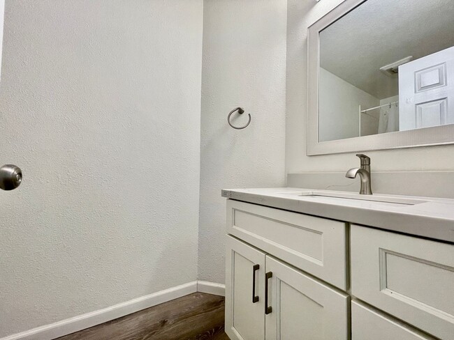 Building Photo - Fully Remodeled 5bed,3bath