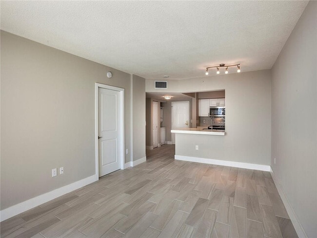 Building Photo - 1040 Seminole Dr