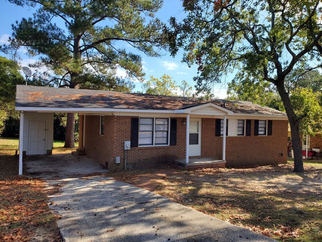Foto principal - REVAMPED 3 Bedroom/1.5 Bath Home Located M...