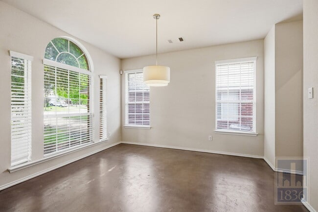 Building Photo - 2217 Speidel Dr