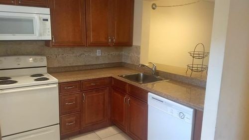 Foto principal - 9000 NW 28th Dr