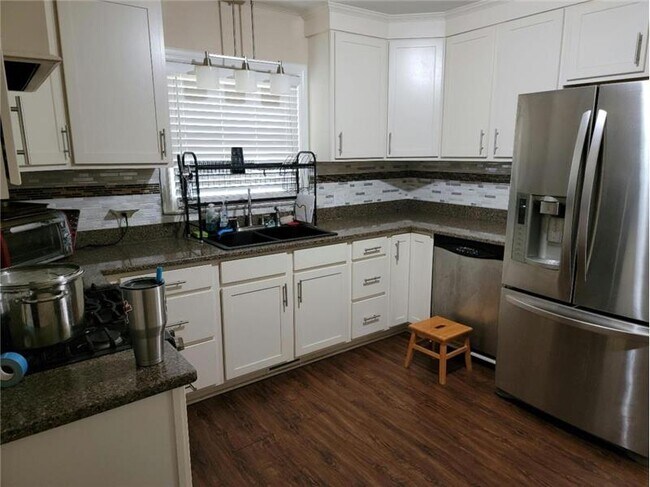 Foto del edificio - 824 Poplar Dr