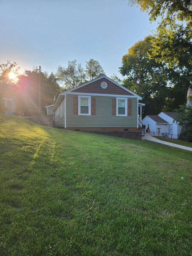 Building Photo - 907 N Nashville Ave