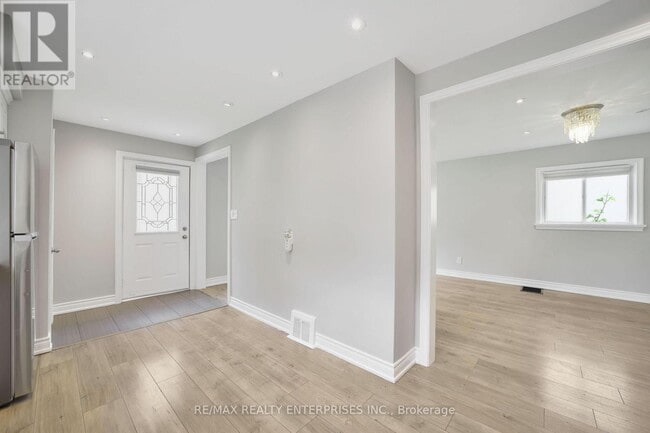 Building Photo - 15 Delroy Dr