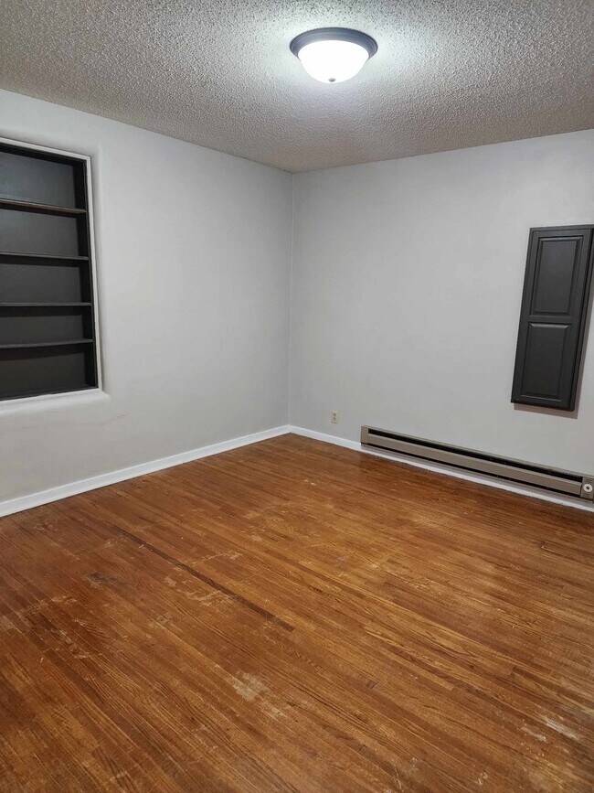 Building Photo - 18 W Kemp Ave