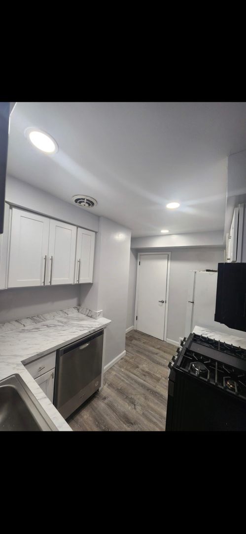 Building Photo - 2 bedroom, 1.5 bath Brick Duplex!