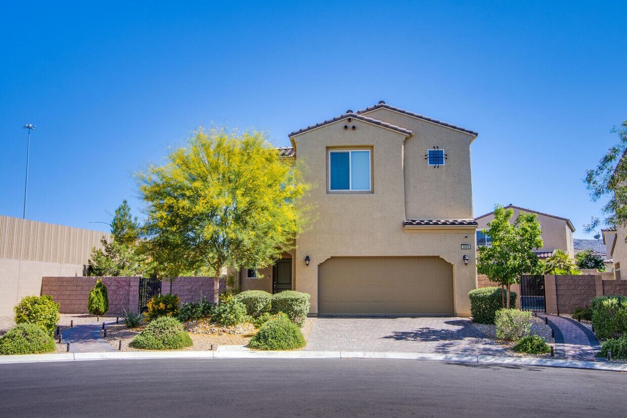 Primary Photo - BEAUTIFUL 3 Bedroom, 3 Bath home with a loft Located in Southern Highlands