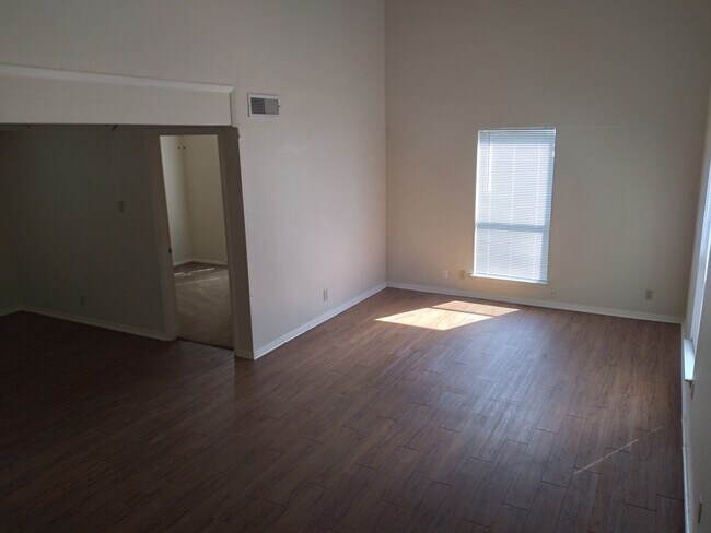 Foto del edificio - 8207 Hood Cir