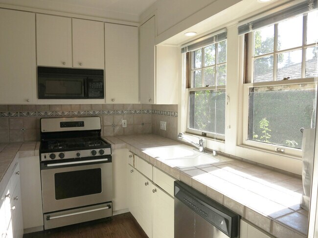 Building Photo - 2bed/2.5bath - End unit Condo. Hardwood fl...