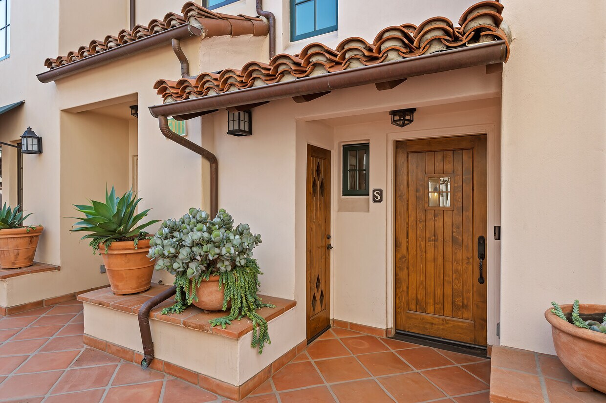 Front door entrance - 105 W De la Guerra St