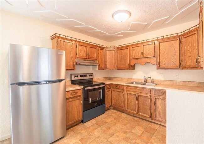Building Photo - 40 Glenview Dr