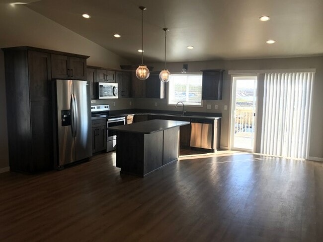 Building Photo - 811 Cathy Dr W