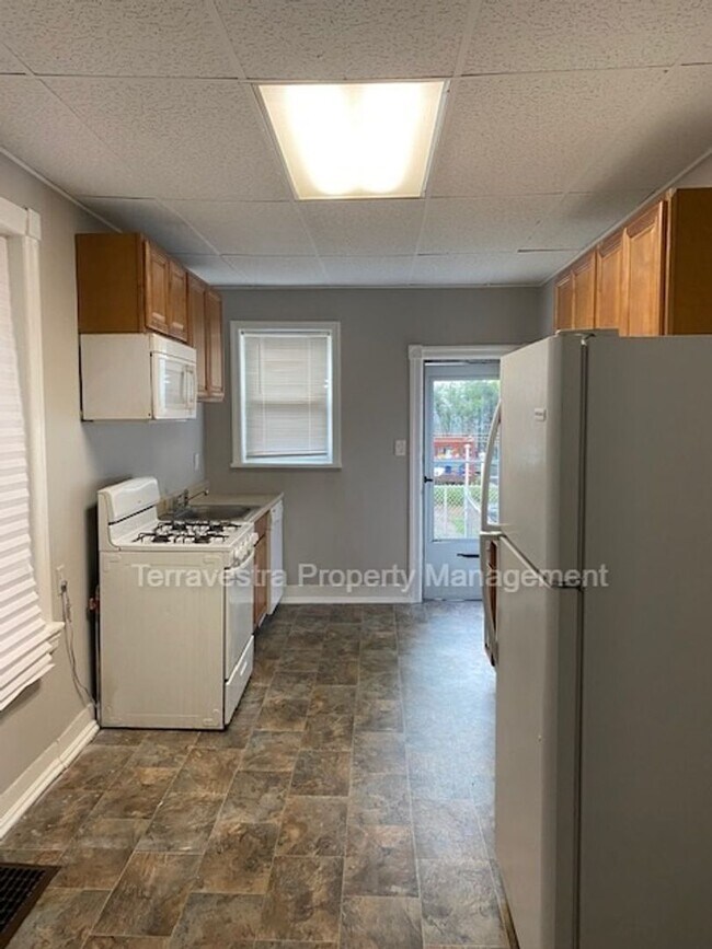 Building Photo - Beautiful 3 Bedroom Home