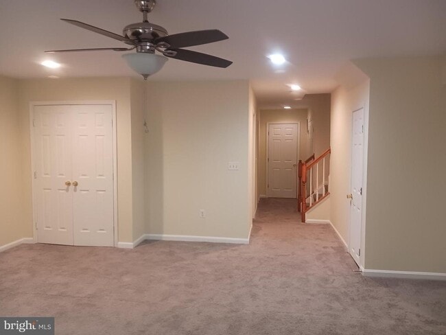 Building Photo - 205 Hillside Ct