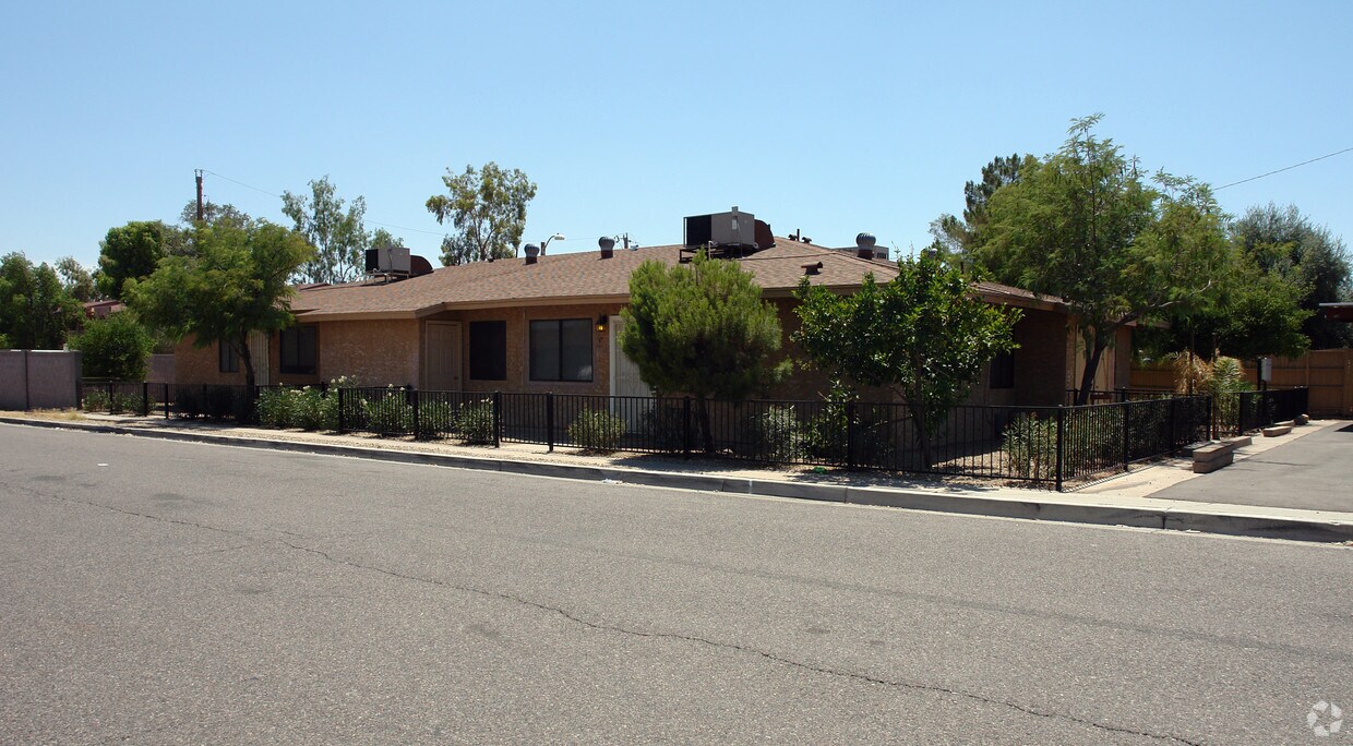 Primary Photo - 4019-4021 E Robert E. Lee St