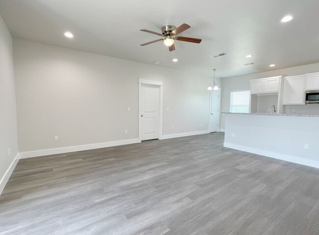 Foto del edificio - Quiet neighborhood/Open floor plan/Paved s...