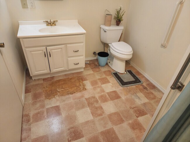 Toilet - 6211 Country Club Rd