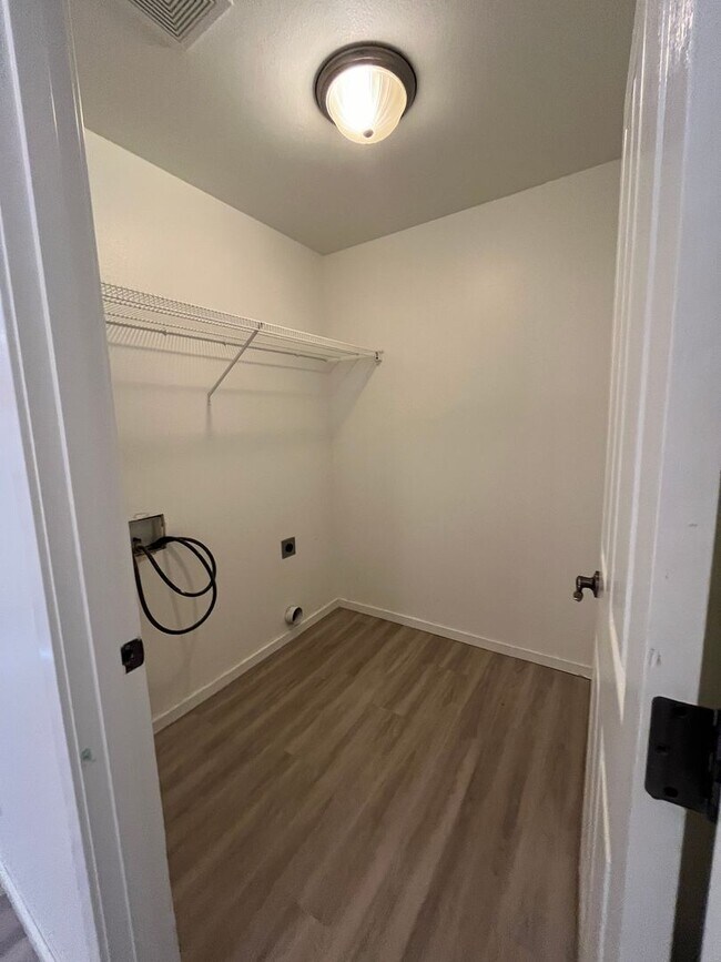 Building Photo - 3 bedroom, 2 bathroom single story home in...