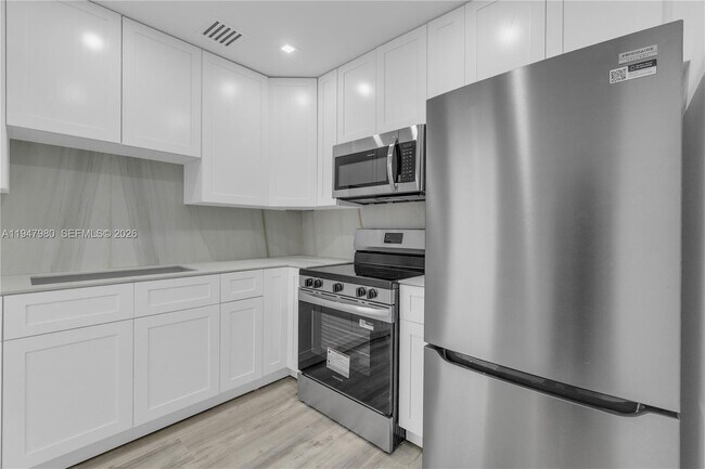 Foto del edificio - 7925 Carlyle Ave