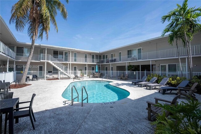 Building Photo - 1940 Biarritz Dr