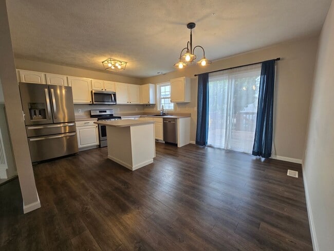 Building Photo - Spacious 4 Bedroom Duplex in North Normal ...