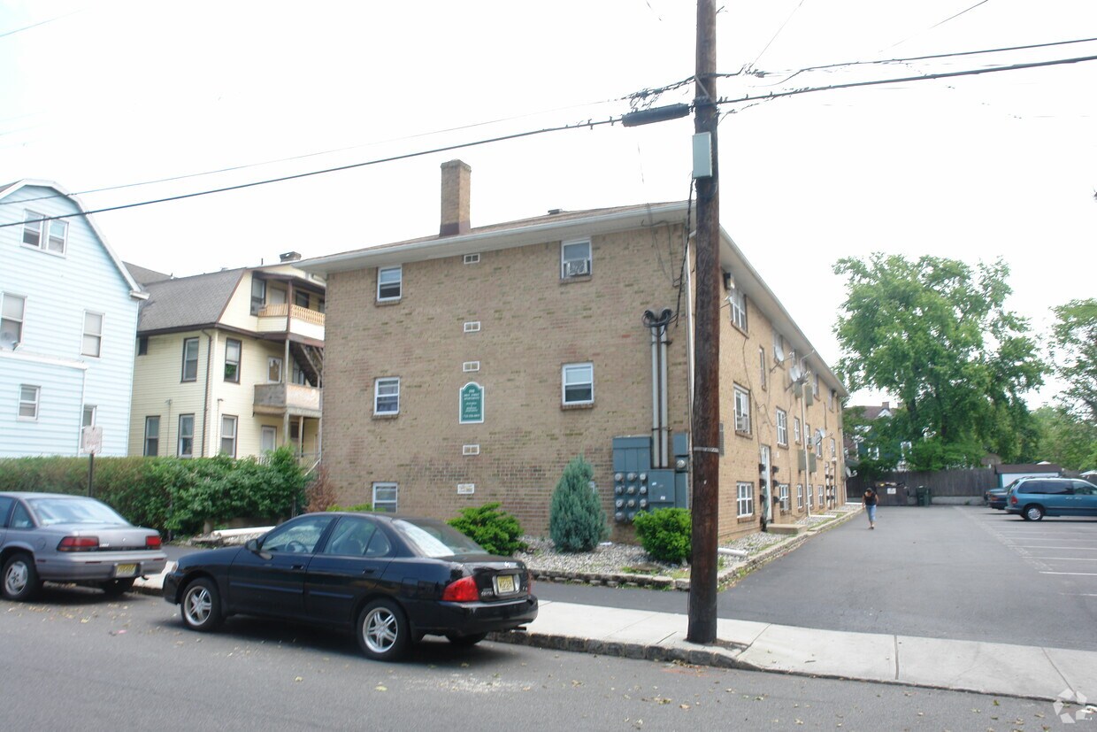 Building Photo - 190 1st St