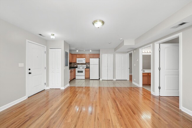 Building Photo - 3423 Ridgeland Ave