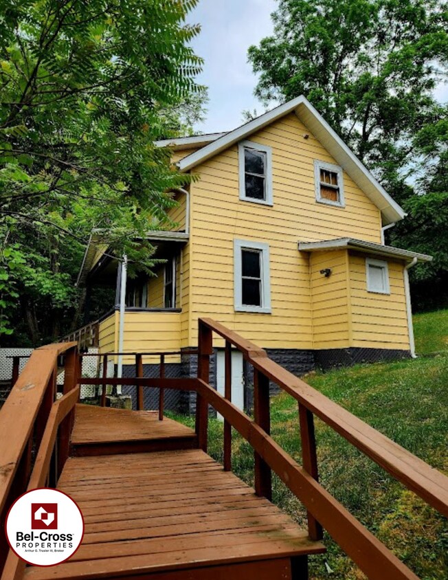 Primary Photo - 2 Bedroom House near Downtown - Available NOW