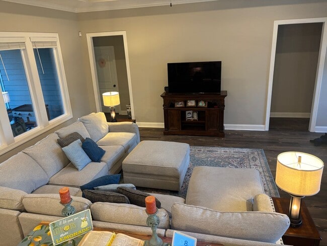 Foto del edificio - Spacious 4BR/3BA Creekside West Home with Screened Porch, Fenced Yard & 3-Car Garage