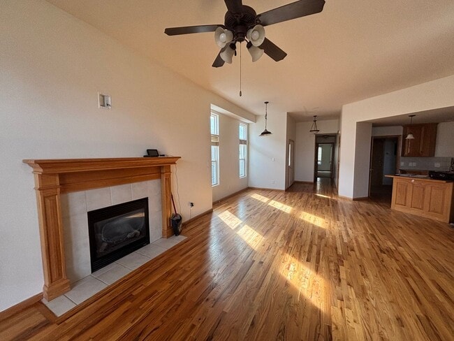 Building Photo - Beautiful 3 bed 3 bath duplex located in quiet neighborhood!