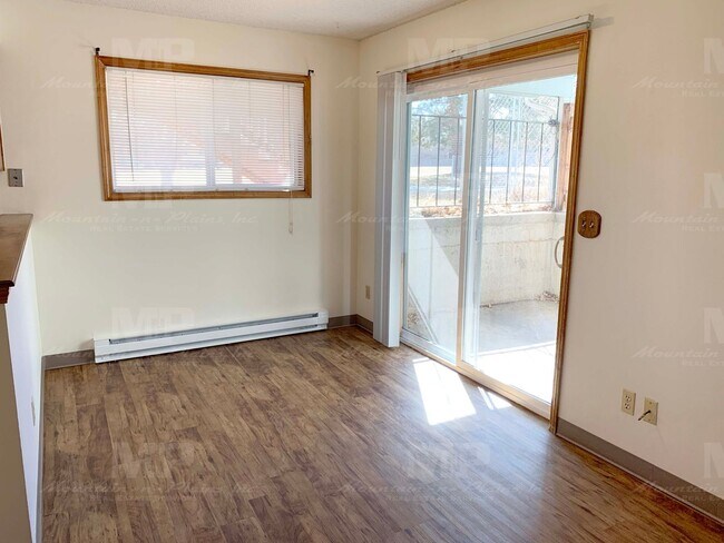 Building Photo - 531-533 Strachan Dr