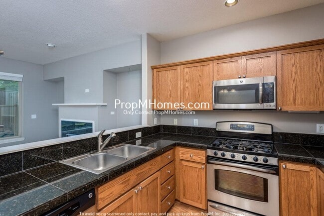 Building Photo - Cozy Three Bedroom Townhome in the Heart o...