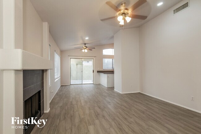 Building Photo - 4605 E Grovers Ave