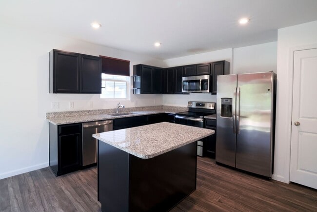 Building Photo - Upscale Home On Queens Mill Ct AVAILABLE NOW!