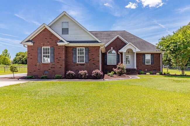 Foto del edificio - SPACIOUS Brick Home in Lane Tree (Goldsboro)! 3 Bedroom | 2 Bath w/ Bonus Room & 2-Car Garage