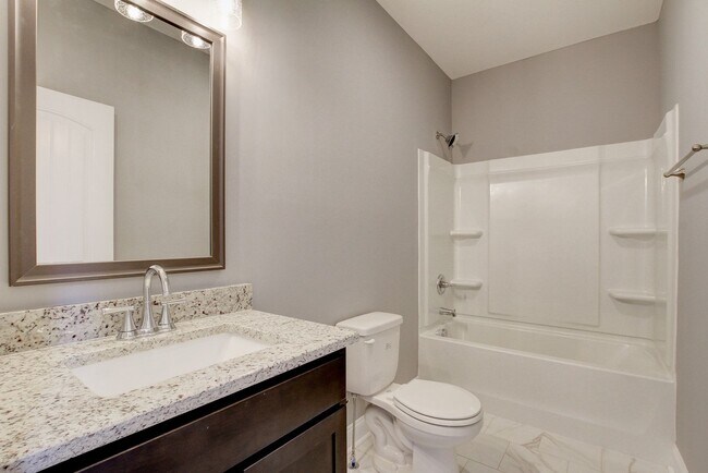 Foto del edificio - 4 or 5 bedroom HUGE open concept.