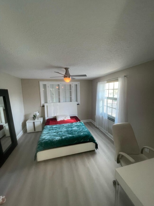 Building Photo - 609 Datura St