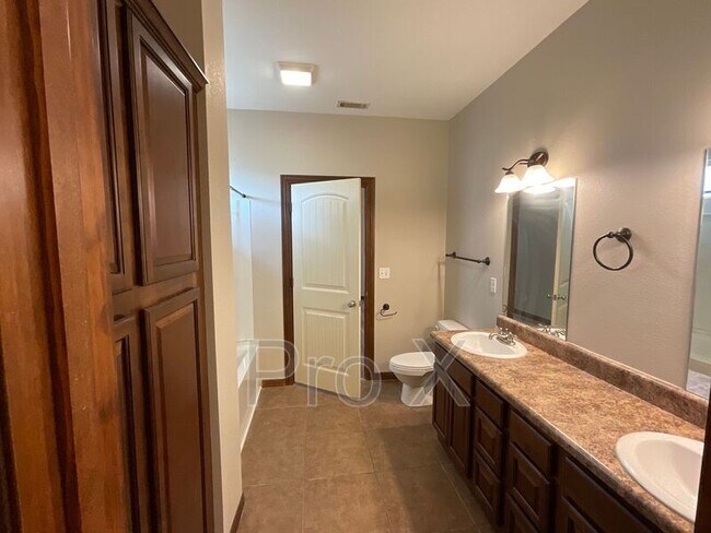 Foto del edificio - 5066 Raintree Cir