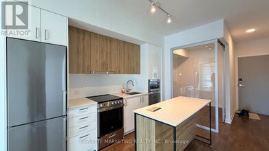 Building Photo - 30 Upper Mall Wy